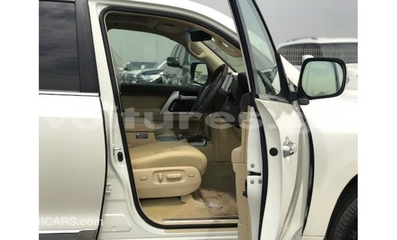 Buy Import Toyota Land Cruiser White Car in Import - Dubai in Estuary Buy Import Toyota Land Cruiser White Car in Import - Dubai in Estuary