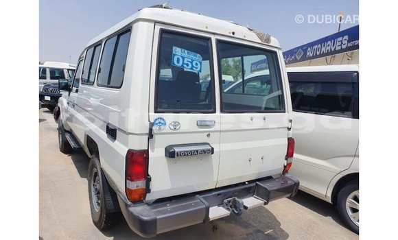 Acheter Import Voiture Toyota Land Cruiser Blanc à Import - Dubai, Estuaire Acheter Import Voiture Toyota Land Cruiser Blanc à Import - Dubai, Estuaire