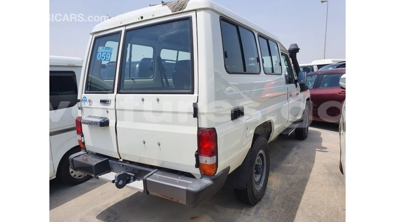 Big with watermark toyota land cruiser estuaire import dubai 6740