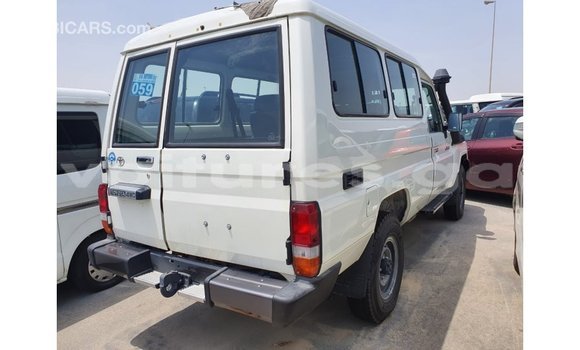 Acheter Import Voiture Toyota Land Cruiser Blanc à Import - Dubai, Estuaire Acheter Import Voiture Toyota Land Cruiser Blanc à Import - Dubai, Estuaire