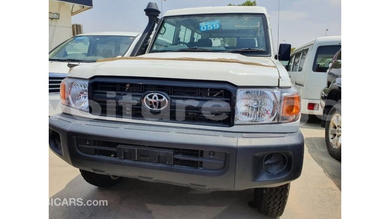 Big with watermark toyota land cruiser estuaire import dubai 6740