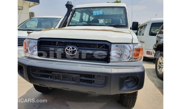 Acheter Import Voiture Toyota Land Cruiser Blanc à Import - Dubai, Estuaire Acheter Import Voiture Toyota Land Cruiser Blanc à Import - Dubai, Estuaire