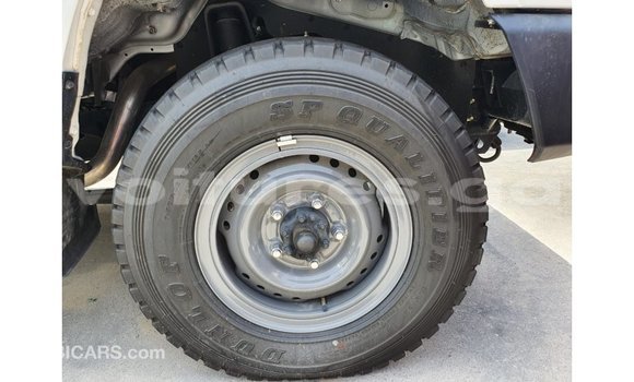 Acheter Import Voiture Toyota Land Cruiser Blanc à Import - Dubai, Estuaire Acheter Import Voiture Toyota Land Cruiser Blanc à Import - Dubai, Estuaire