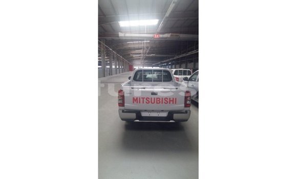 Sayi Imported Mitsubishi L200 White Mota in Import - Dubai a estuary Sayi Imported Mitsubishi L200 White Mota in Import - Dubai a estuary