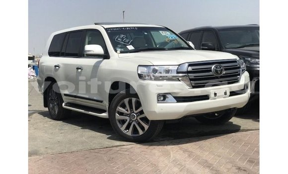 Buy Import Toyota Land Cruiser White Car in Import - Dubai in Estuary