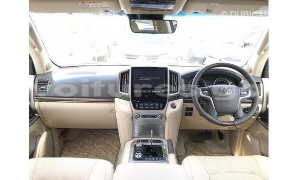 Sayi Imported Toyota Land Cruiser White Mota in Import - Dubai a estuary Sayi Imported Toyota Land Cruiser White Mota in Import - Dubai a estuary