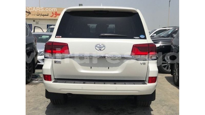 Big with watermark toyota land cruiser estuary import dubai 6750