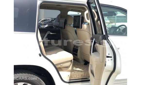 Sayi Imported Toyota Land Cruiser White Mota in Import - Dubai a estuary Sayi Imported Toyota Land Cruiser White Mota in Import - Dubai a estuary