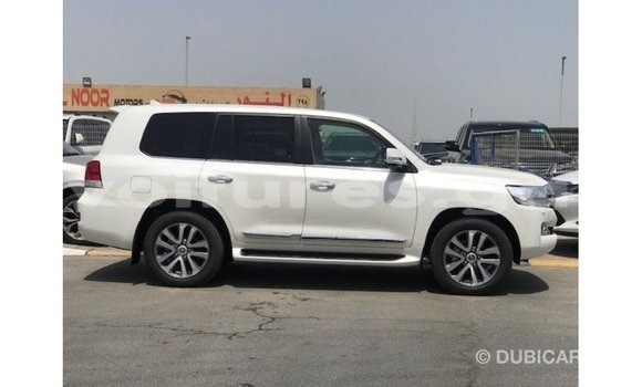 Sayi Imported Toyota Land Cruiser White Mota in Import - Dubai a estuary Sayi Imported Toyota Land Cruiser White Mota in Import - Dubai a estuary