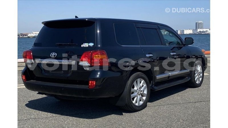 Big with watermark toyota land cruiser estuary import dubai 6757