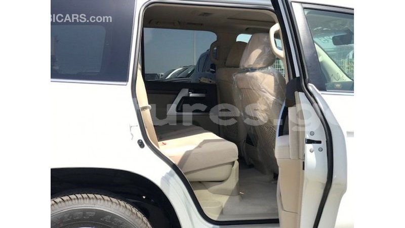 Big with watermark toyota land cruiser estuaire import dubai 6758