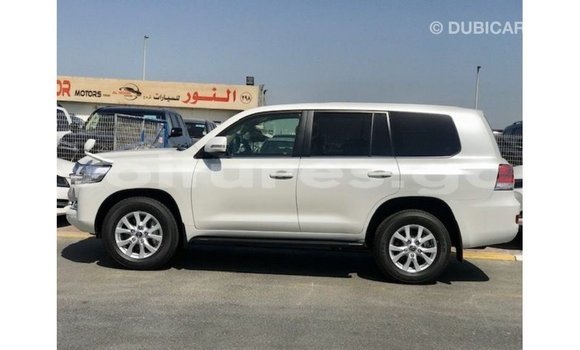 Sayi Imported Toyota Land Cruiser White Mota in Import - Dubai a estuary Sayi Imported Toyota Land Cruiser White Mota in Import - Dubai a estuary
