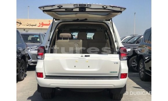 Sayi Imported Toyota Land Cruiser White Mota in Import - Dubai a estuary Sayi Imported Toyota Land Cruiser White Mota in Import - Dubai a estuary
