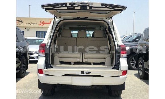 Buy Import Toyota Land Cruiser White Car in Import - Dubai in Estuary Buy Import Toyota Land Cruiser White Car in Import - Dubai in Estuary