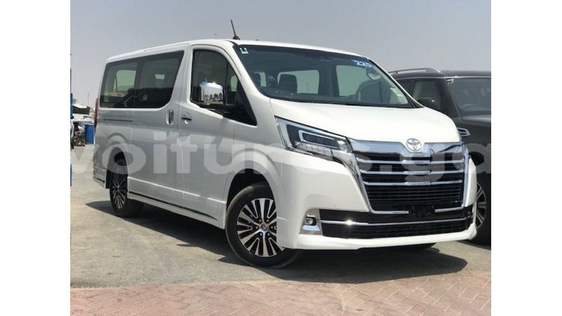 Big with watermark toyota granvia estuary import dubai 6771