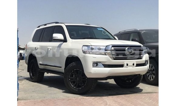 Buy Import Toyota Land Cruiser White Car in Import - Dubai in Estuary