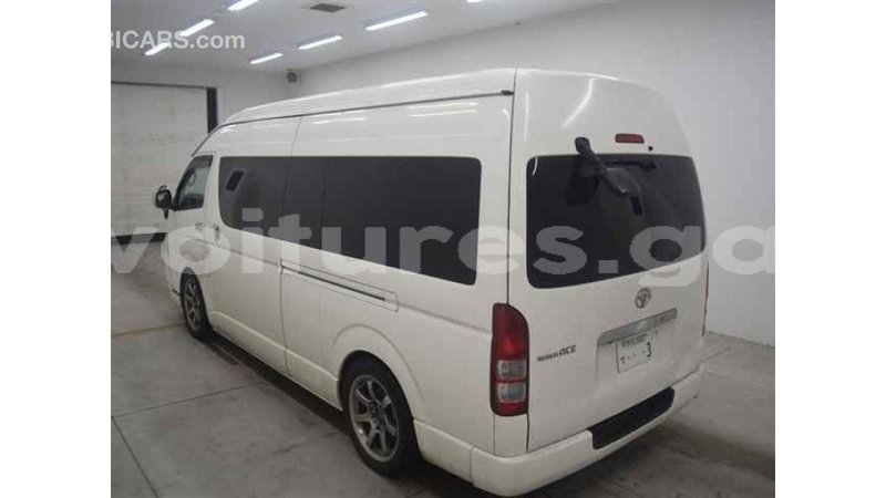 Big with watermark toyota hiace estuary import dubai 6779