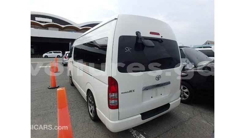 Big with watermark toyota hiace estuary import dubai 6779