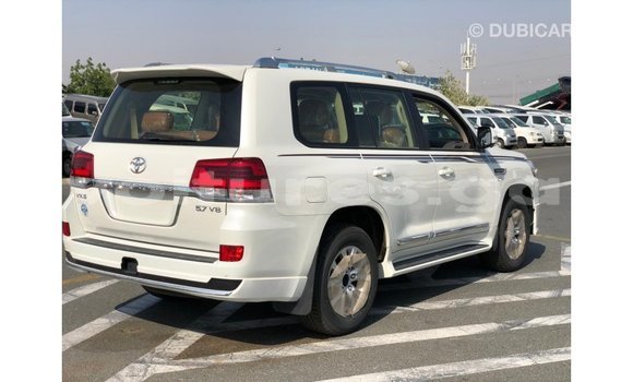 Sayi Imported Toyota Land Cruiser White Mota in Import - Dubai a estuary Sayi Imported Toyota Land Cruiser White Mota in Import - Dubai a estuary