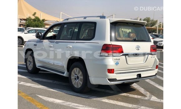 Sayi Imported Toyota Land Cruiser White Mota in Import - Dubai a estuary Sayi Imported Toyota Land Cruiser White Mota in Import - Dubai a estuary