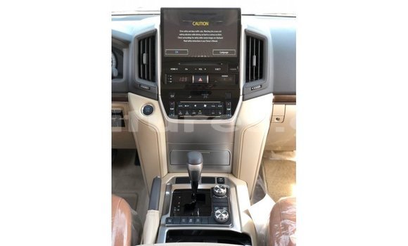 Sayi Imported Toyota Land Cruiser White Mota in Import - Dubai a estuary Sayi Imported Toyota Land Cruiser White Mota in Import - Dubai a estuary