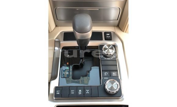 Sayi Imported Toyota Land Cruiser White Mota in Import - Dubai a estuary Sayi Imported Toyota Land Cruiser White Mota in Import - Dubai a estuary