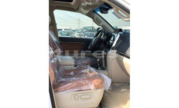 Sayi Imported Toyota Land Cruiser White Mota in Import - Dubai a estuary Sayi Imported Toyota Land Cruiser White Mota in Import - Dubai a estuary