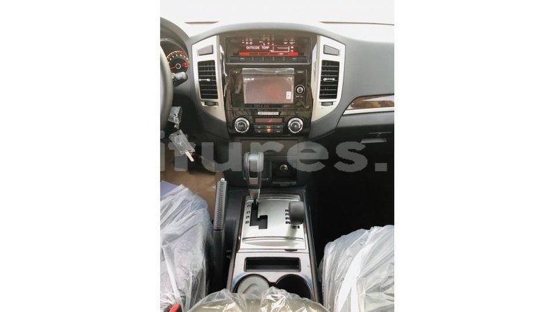 Big with watermark mitsubishi pajero estuaire import dubai 6800