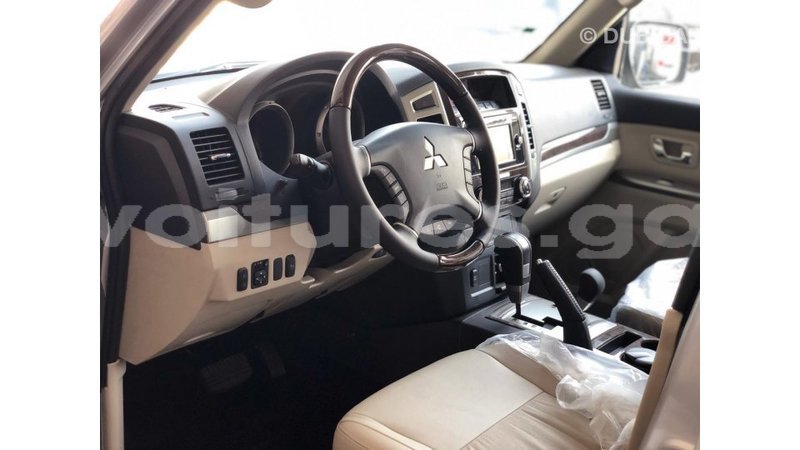 Big with watermark mitsubishi pajero estuaire import dubai 6801