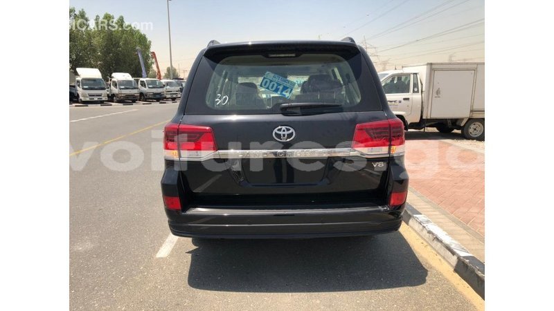 Big with watermark toyota land cruiser estuary import dubai 6811