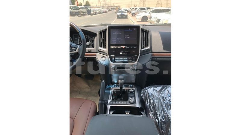 Big with watermark toyota land cruiser estuary import dubai 6811