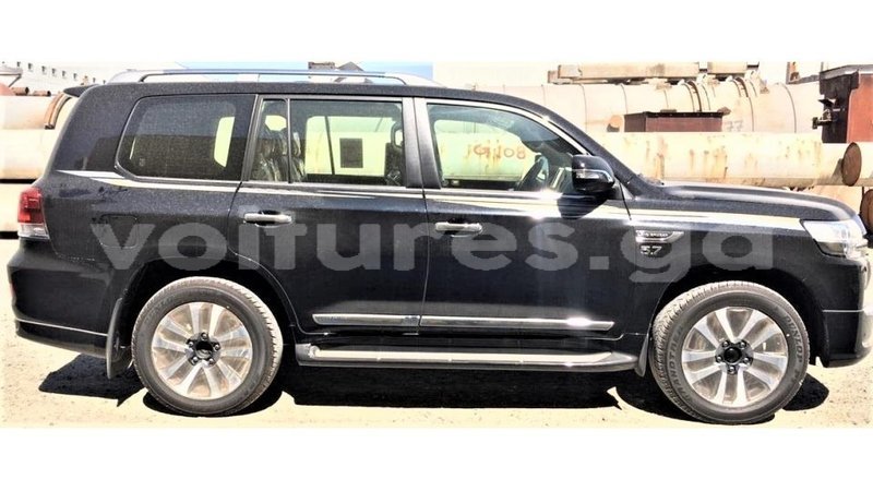 Big with watermark toyota land cruiser estuary import dubai 6818