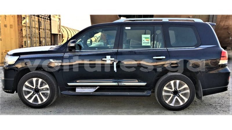 Big with watermark toyota land cruiser estuary import dubai 6818