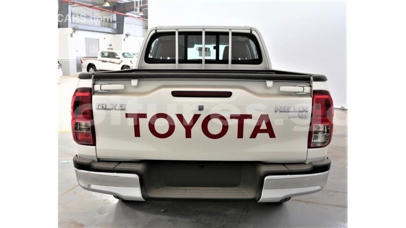 Big with watermark toyota hilux estuary import dubai 6819