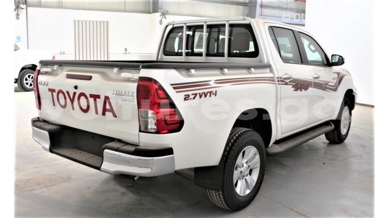 Big with watermark toyota hilux estuary import dubai 6819