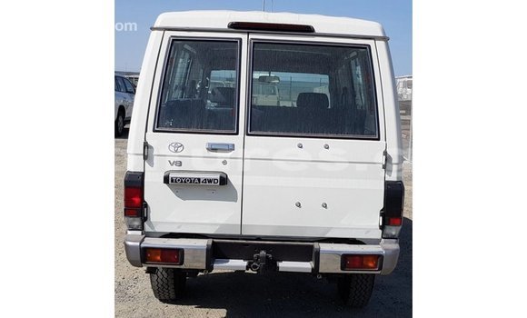 Acheter Import Voiture Toyota Land Cruiser Blanc à Import - Dubai, Estuaire Acheter Import Voiture Toyota Land Cruiser Blanc à Import - Dubai, Estuaire