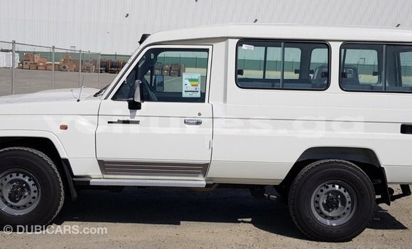 Acheter Import Voiture Toyota Land Cruiser Blanc à Import - Dubai, Estuaire Acheter Import Voiture Toyota Land Cruiser Blanc à Import - Dubai, Estuaire