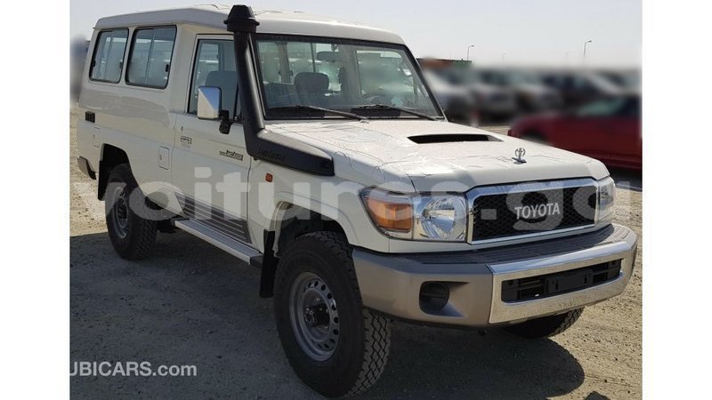 Big with watermark toyota land cruiser estuary import dubai 6820