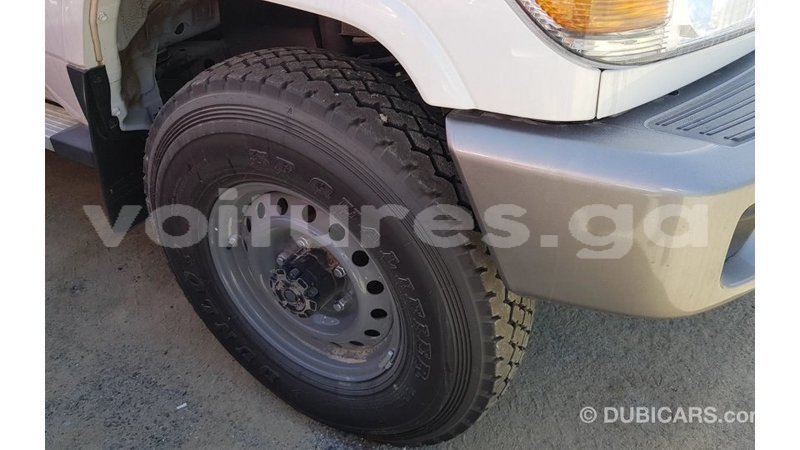 Big with watermark toyota land cruiser estuary import dubai 6820