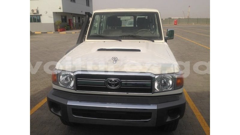 Big with watermark toyota land cruiser estuary import dubai 6821