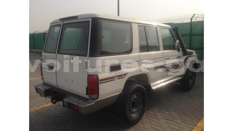 Big with watermark toyota land cruiser estuary import dubai 6821