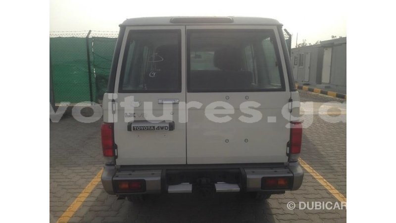 Big with watermark toyota land cruiser estuary import dubai 6821