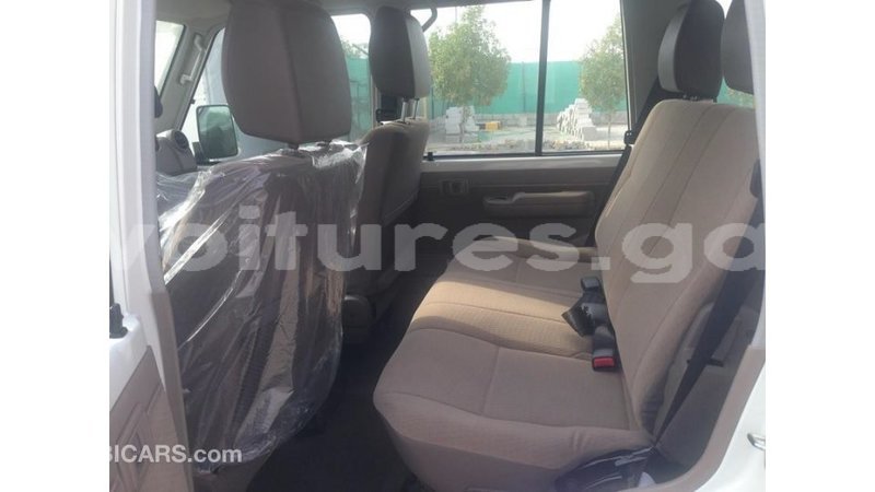 Big with watermark toyota land cruiser estuary import dubai 6821