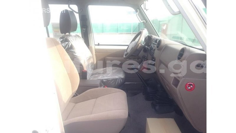 Big with watermark toyota land cruiser estuary import dubai 6821