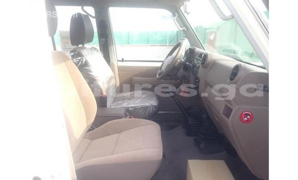 Buy Import Toyota Land Cruiser White Car in Import - Dubai in Estuary Buy Import Toyota Land Cruiser White Car in Import - Dubai in Estuary