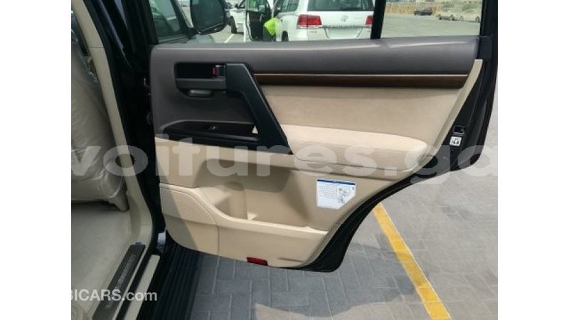 Big with watermark toyota land cruiser estuary import dubai 6825