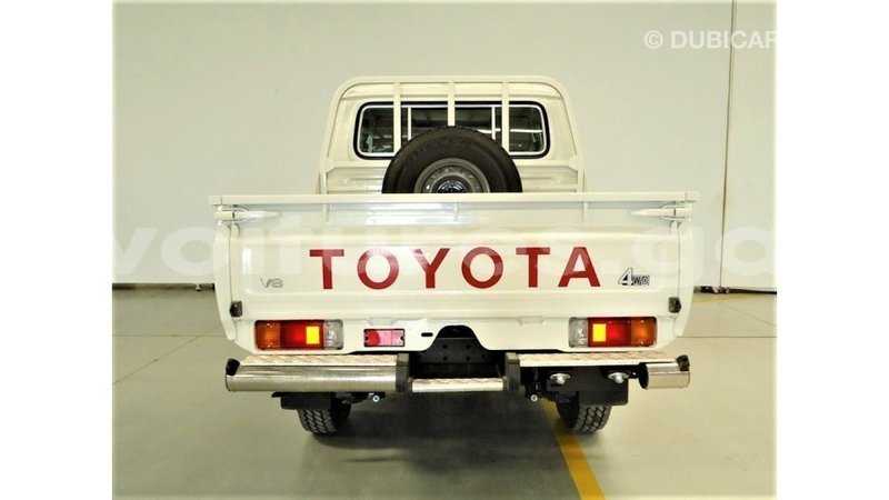 Big with watermark toyota land cruiser estuary import dubai 6832