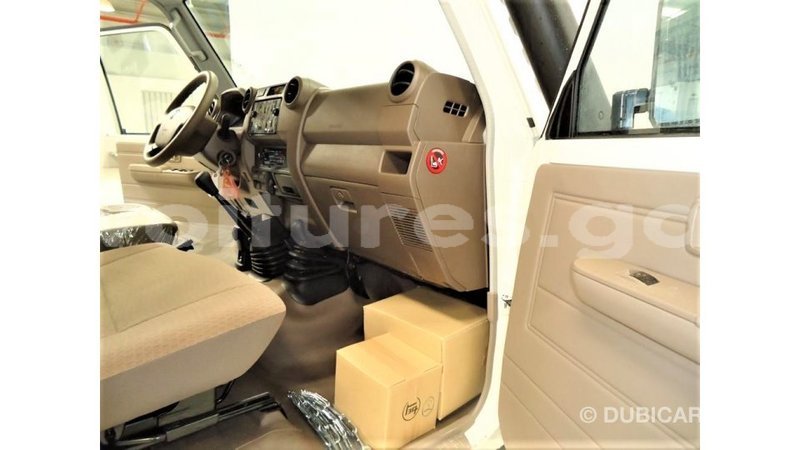 Big with watermark toyota land cruiser estuary import dubai 6832