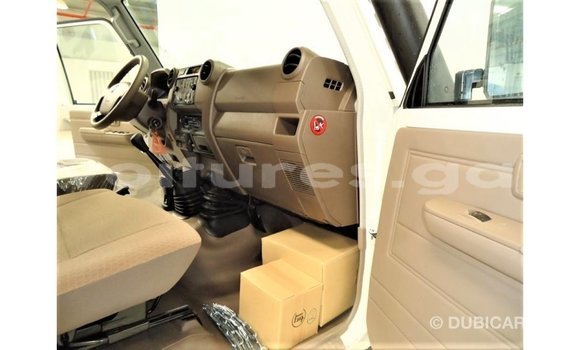 Acheter Import Voiture Toyota Land Cruiser Blanc à Import - Dubai, Estuaire Acheter Import Voiture Toyota Land Cruiser Blanc à Import - Dubai, Estuaire