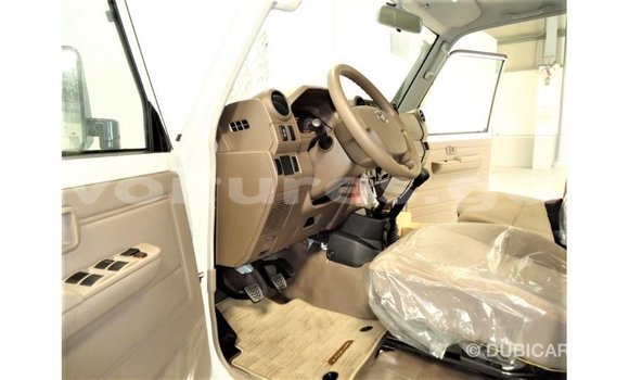 Acheter Import Voiture Toyota Land Cruiser Blanc à Import - Dubai, Estuaire Acheter Import Voiture Toyota Land Cruiser Blanc à Import - Dubai, Estuaire